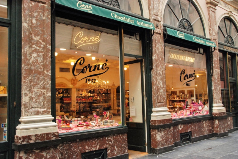 vitrine-ST CYR SUR MER-min_chocolate_chocolaterie_shop_luxury_chic_gallery_brussels_belgium-558146